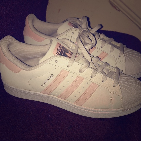 Women’s Adidas Superstar shoes - Picture 1 of 2